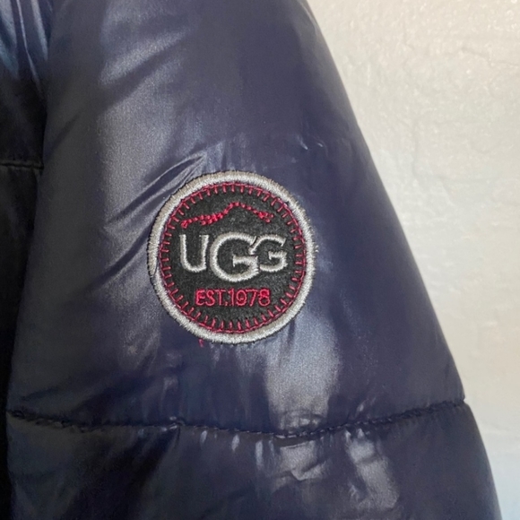 UGG Izzy Puffer Jacket in Navy - Picture 6 of 10